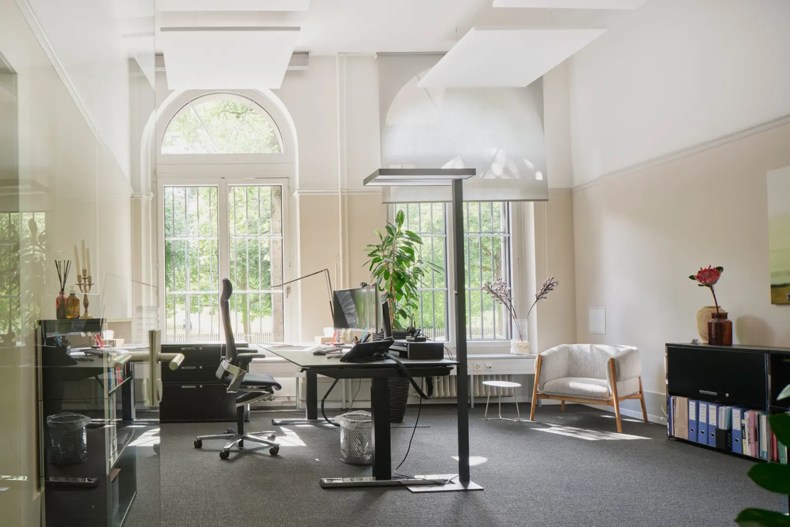 Arbeitsplatz der Wertermittlung mit Akten und hohen Fenstern